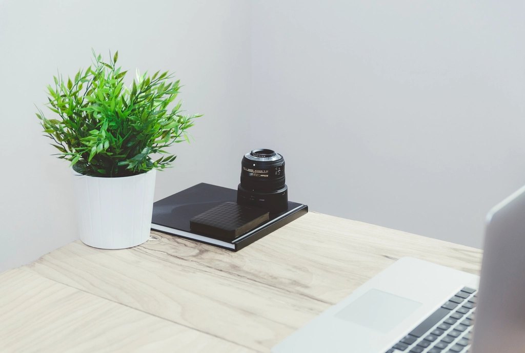 Zoom lens, portable drive notebook